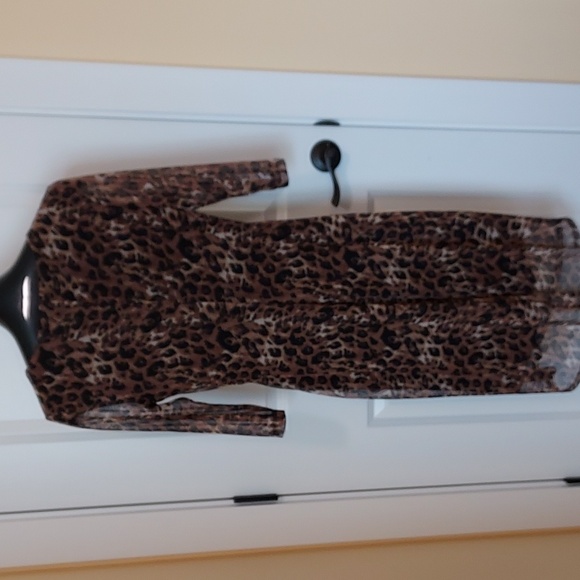 Connected Apparel  Leopard Print with Gathered Side and Sheer Sleeves Size 6 - Picture 6 of 10